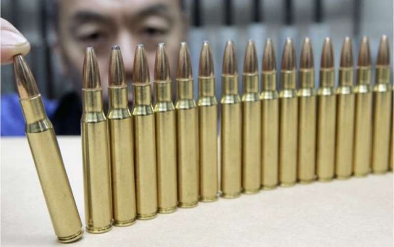 A compra de muni&ccedil;&atilde;o tamb&eacute;m &eacute; rigorosamente controlada no Jap&atilde;o, onde o n&uacute;mero de lojas que vendem armas &eacute; limitado por lei