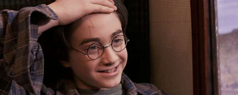 O epílogo de Harry Potter e as Relíquias da Morte - Parte 2 — e, consequentemente, o início de "A Criança Amaldiçoada" — se passa no dia 1º de setembro de 2017, 19 anos depois da Batalha de Hogwarts.