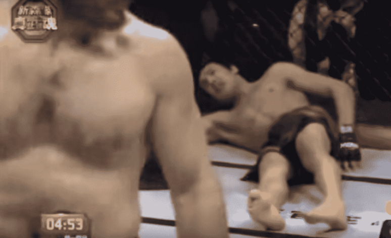 Lutador acabou nocauteado após ato reprovável no mundo das lutas (FOTO: Reprodução)