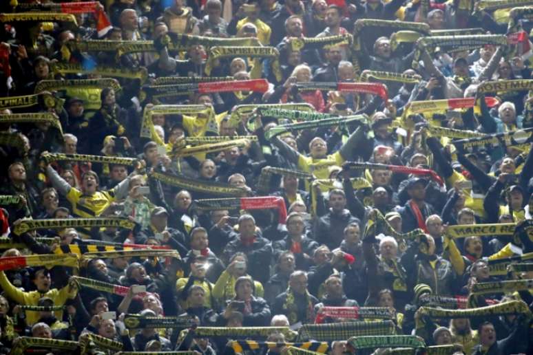 Torcidas cantaram juntas na Liga Europa (Foto: ODD ANDERSEN/AFP)