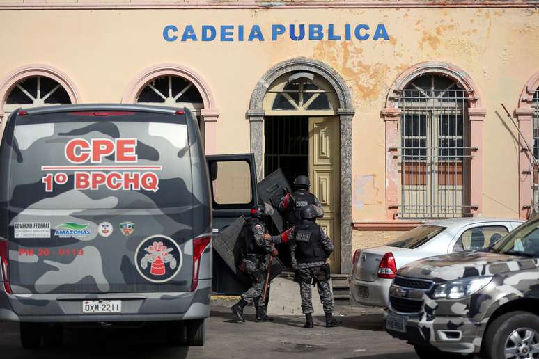 Policiais entram na cadeia pública de Manaus para onde alguns presos foram realocados depois da rebelião. 