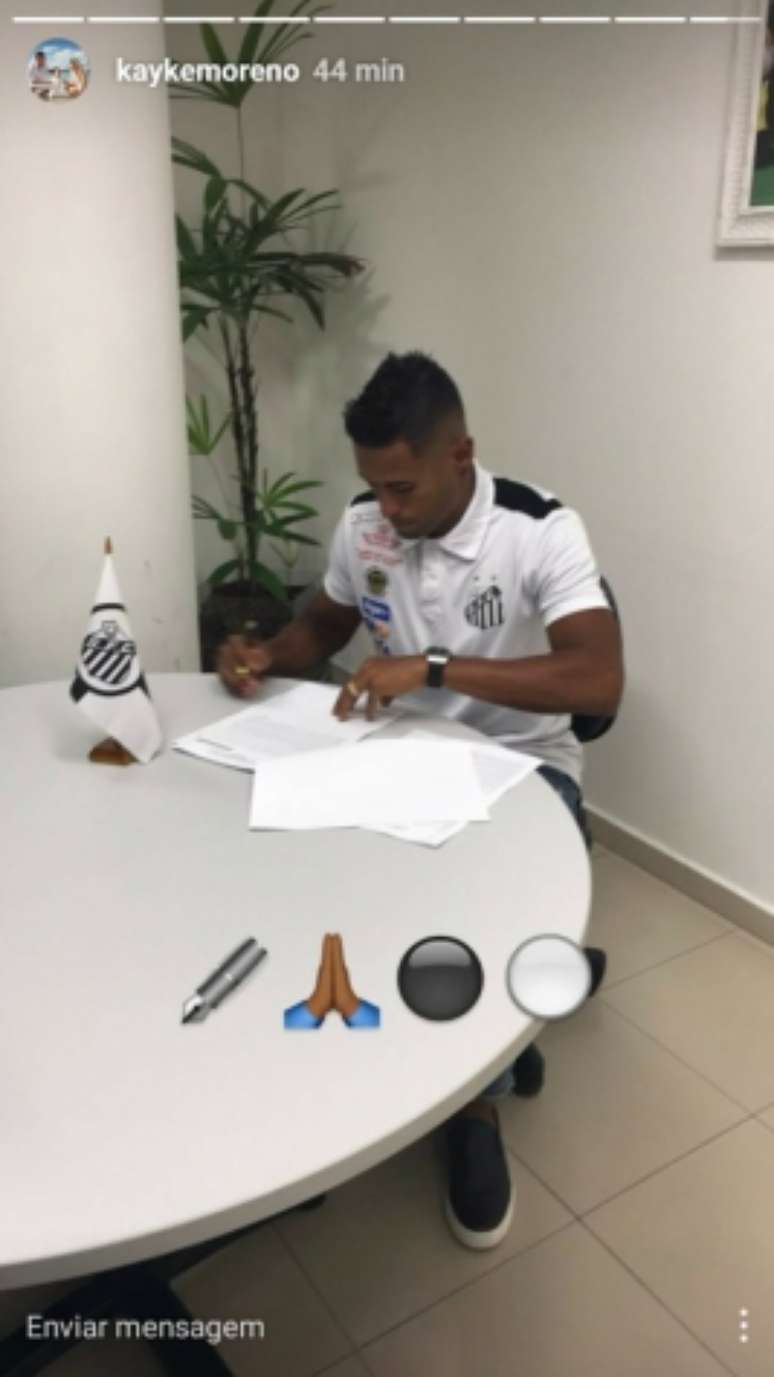 Kayke assinando contrato com o Santos (Foto: Reprodução / Instagram)