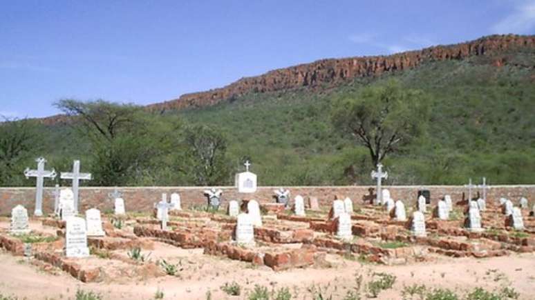 Cemit&eacute;rio alem&atilde;o na Nam&iacute;bia tem filas de l&aacute;pides para soldados alem&atilde;es...