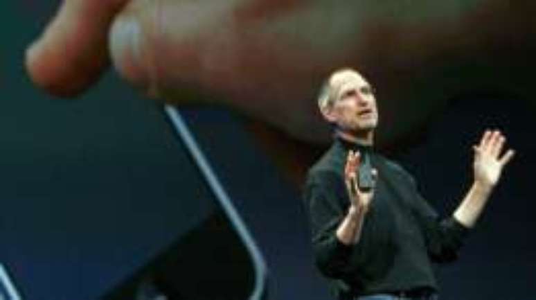 Steve Jobs ao revelar o primeiro iPhone, em 2007