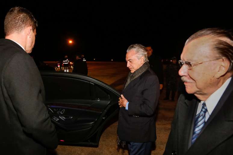 Presidente Michel Temer acompanhado do ex-presidente José Sarney durante sua chegada a Lisboa, Portugal 