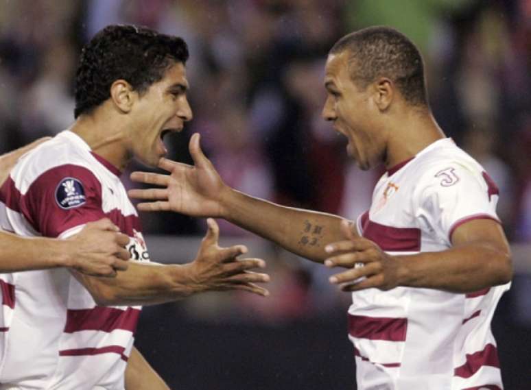 Renato e Luis Fabiano jogaram juntos (Foto: Javier Barbancho/Reuters)