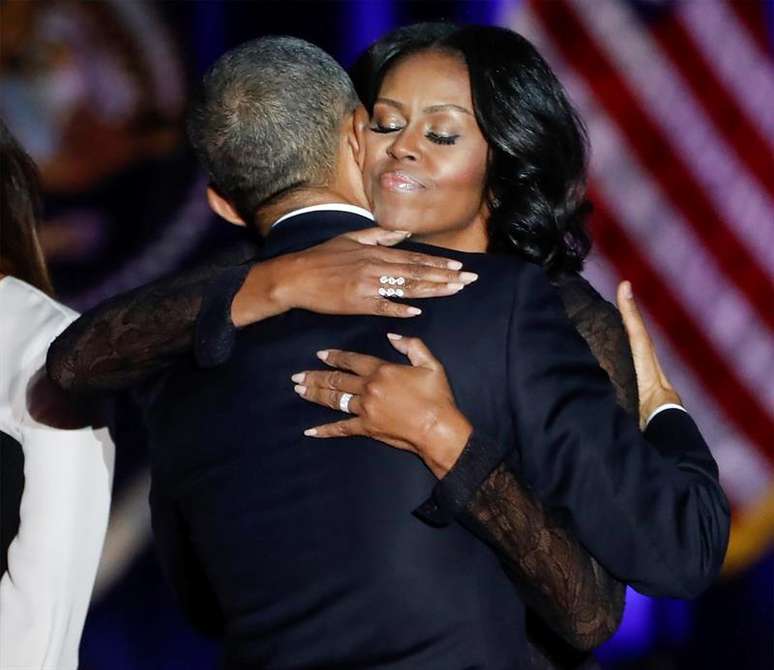 Michelle Obama abraça o marido durante discurso de despedida dopresidente