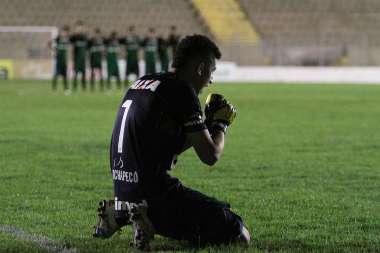 Tiepo, goleiro da Chapecoense, comemora a classificação para a terceira fase da Copa São Paulo