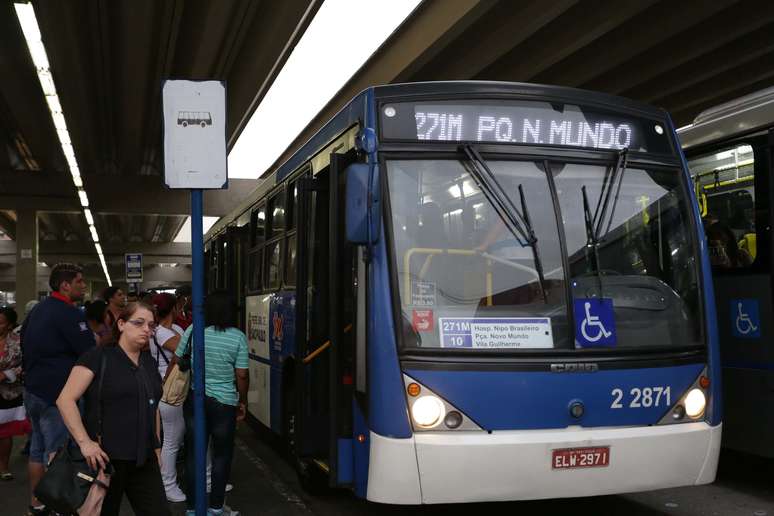 Movimentação de passageiros no Terminal de Ônibus Santana, em São Paulo.
