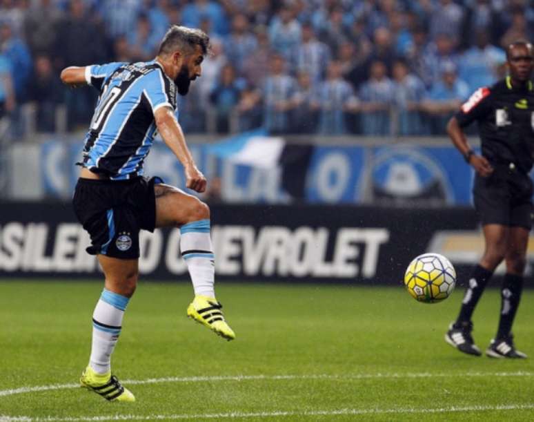 Douglas finaliza, mas não leva perigo ao gol de Tiago Cardoso (Foto: Lucas Uebel/Grêmio)