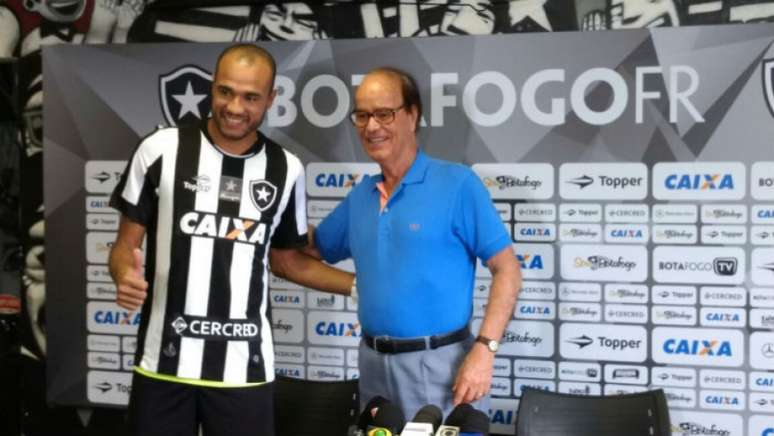 O centroavante Roger foi apresentado por Antonio Lopes, gerente de futebol do Botafogo (Felippe Rocha)