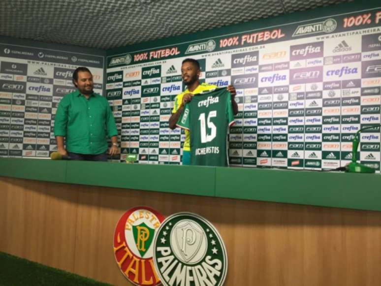 Michel Bastos recebeu a camisa 15, que no ano passado era usada por Allione (Foto: Thiago Ferri)