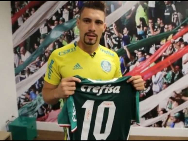 Meia recebeu a camisa 10 do Palmeiras (Foto: Reprodução TV Palmeiras)