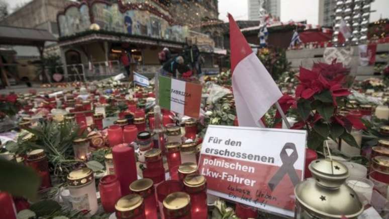 Homenagem a vítimas de atentado em mercado de Berlim; ações terroristas no Ocidente não devem diminuir neste ano, prevê relatório 