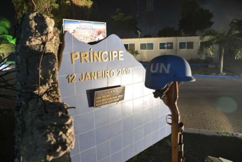 Porto Principe (Haiti) - Monumento inaugurado em 12 de janeiro de 2011, um ano após o terremoto, em homenagem aos militares mortos