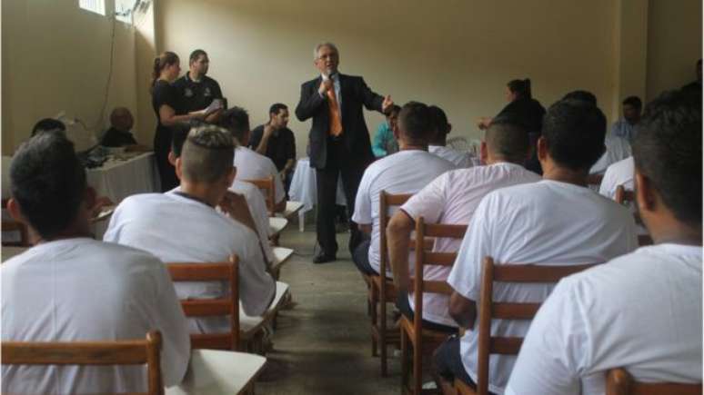 Pedro Florêncio fala a presos de centro de detenção provisória em aula inaugural de curso técnico em novembro de 2015; gestão baseada em diálogo 'fracassou', afirma secretário 