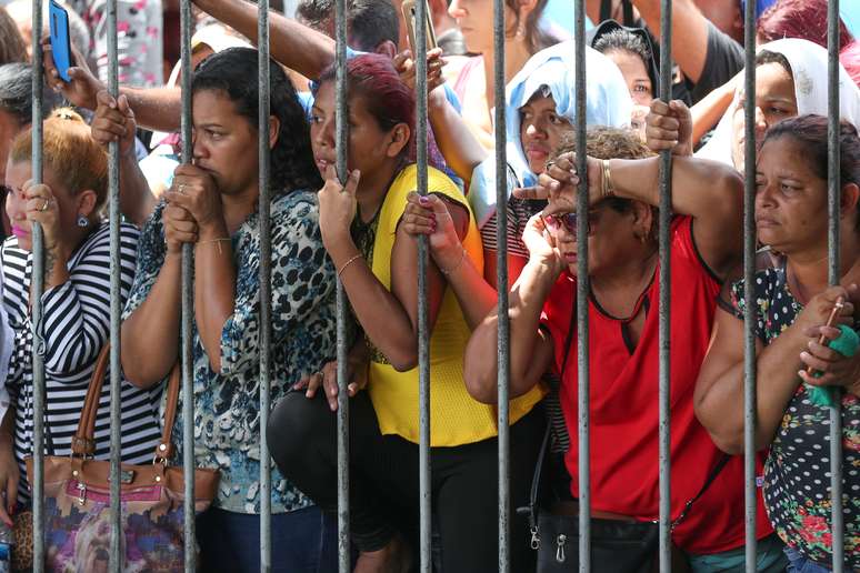 Familiares de presos aguardam por informações em frente à Cadeia Pública Desembargador Raimundo Vidal Pessoa, em Manaus