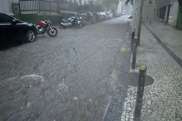 Chuva forte no bairro do Humaitá