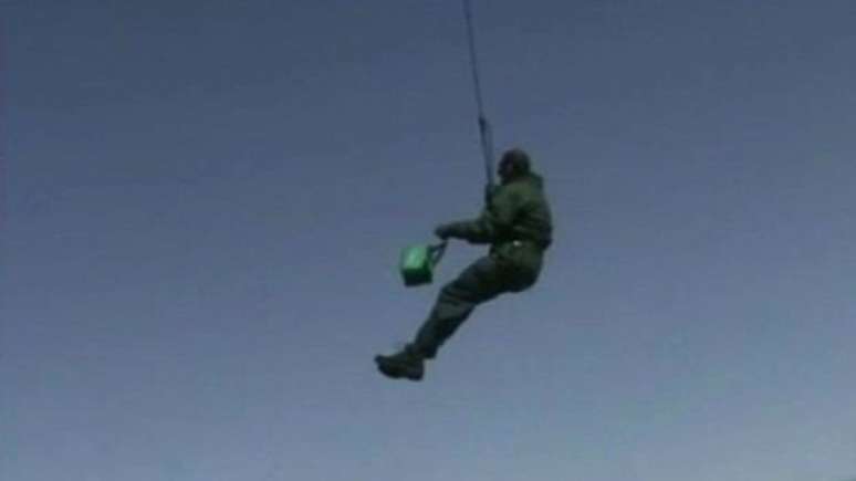 Irlandês aparece em vídeo descendo de rapel de helicóptero para roubar ovos no Canadá 