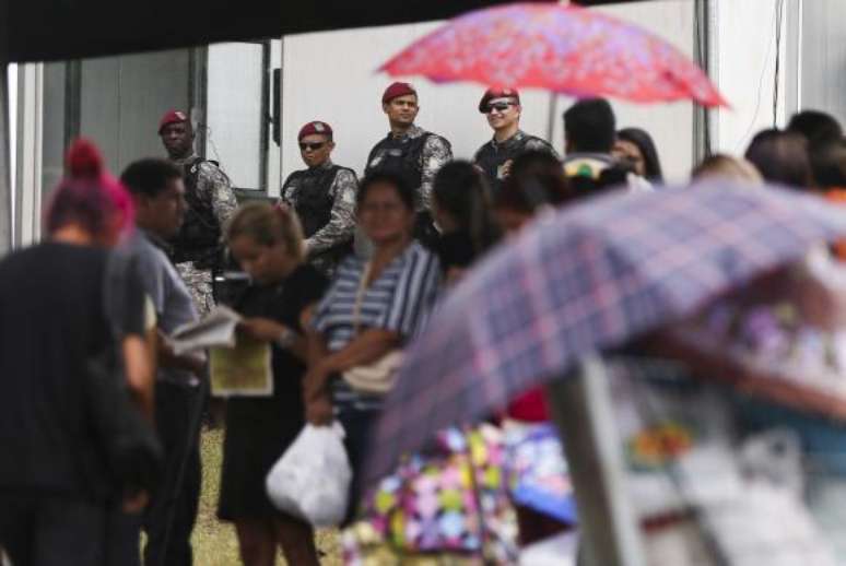 Agentes da Força Nacional e da PM bloqueiam a estrada que leva ao Complexo Penitenciário Anísio Jobim            