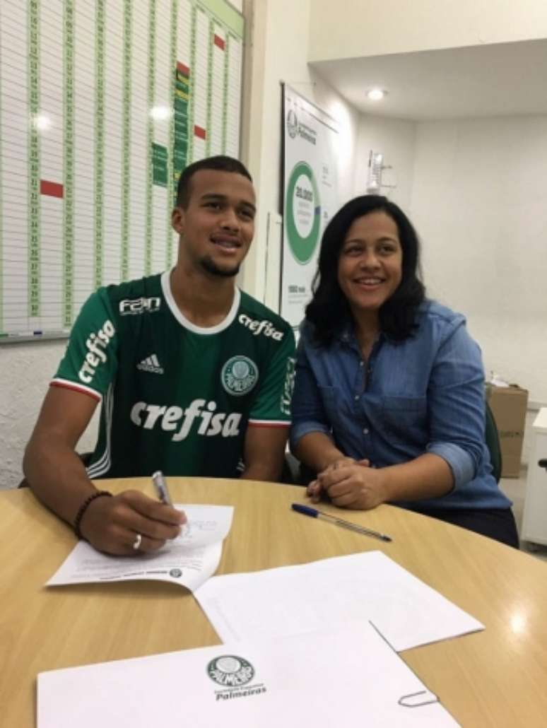 Gabriel Barbosa assina seu novo contrato com o Palmeiras (Foto: Divulgação)