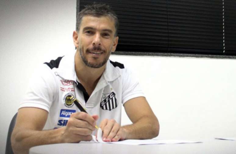 É do Peixe! Leandro Donizete assinou contrato com o Santos por três temporadas (Foto: Dennis Calçada/Santos FC)