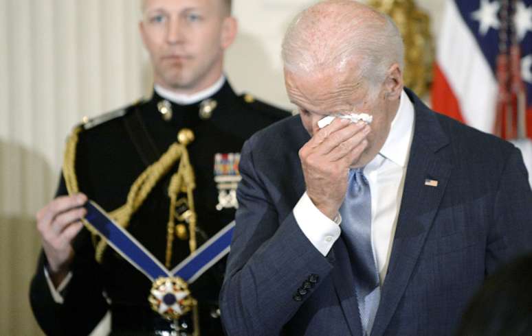 Joe Biden se emocionou com homenagem de Barack Obama