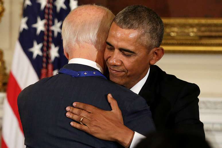 Barack Obama abraça Joe Biden após conceder a Medalha da Liberdade ao seu vice-presidente