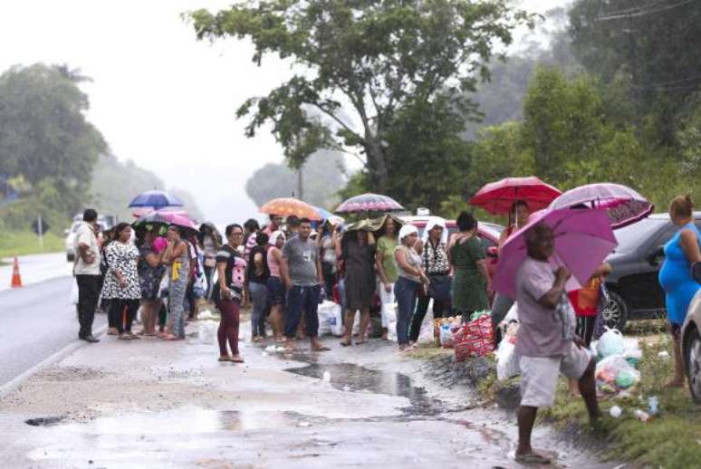 Mesmo com a suspensão de visitas aos detentos, familiares formam filas para tentar entregar alimentos e roupas 