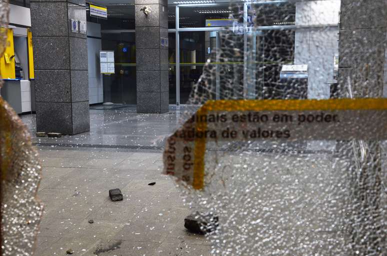 Agência do Banco do Brasil depredada na rua Colômbia