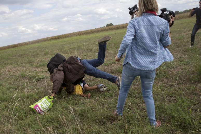 Petra Laszlo foi filmada agredindo refugiados em setembro de 2015