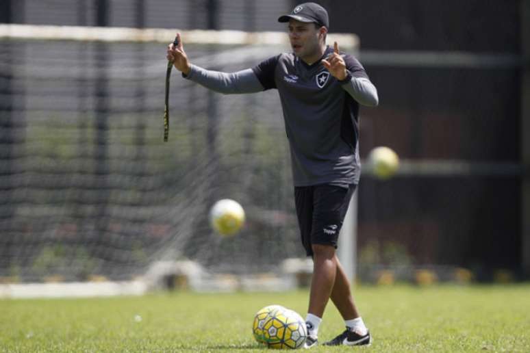 Jair Ventura comandou orientou cinco tipos diferentes de jogadas do Glorioso (Foto: Vitor Silva/SSPress/Botafogo)