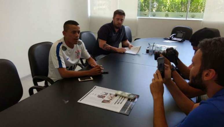Jovem atacante Luidy teve assinatura de contrato transmitida ao vivo nas redes sociais do Timão (Foto: Divulgação)