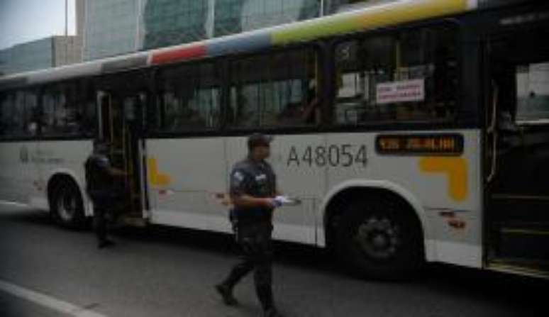 Policiais farão revistas nos ônibus com destino às praias da zona sul