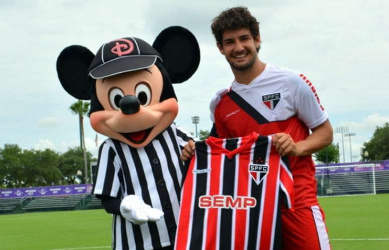 Pato e o personagem Mickey na véspera de amistoso com o Orlando City, em 2014 (Foto: saopaulofc.net)