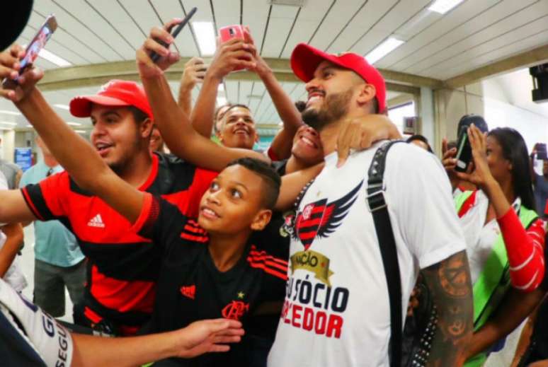 Rômulo desembarcou no Rio de Janeiro na manhã deste domingo (Gilvan de Souza)