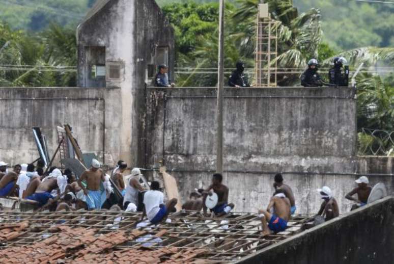 Presos subiram no telhado da penitenciária que foi palco de uma rebelião que durou cerca de 14 horas