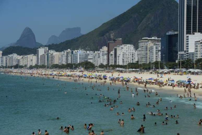 Em dia de alta temperatura, cariocas e turistas enchem praias da zona sul da cidade