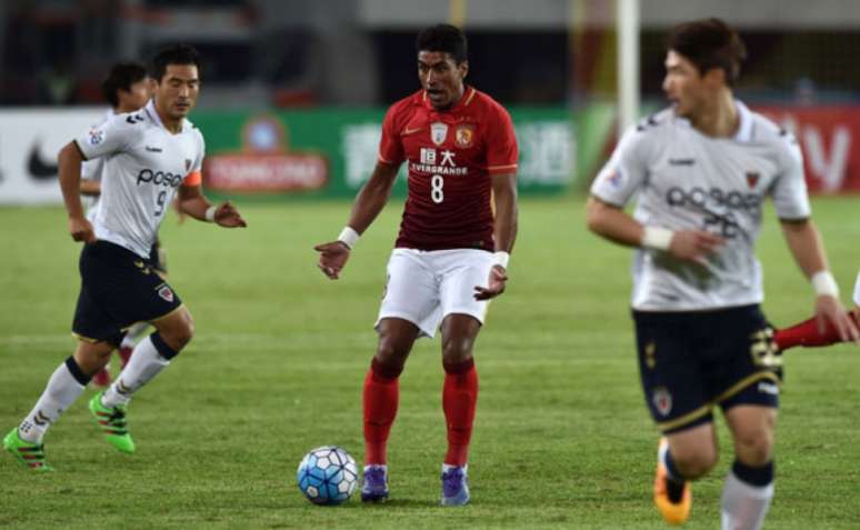 Volante está desde 2015 no clube chinês (Foto: STR / AFP)