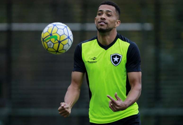 O lateral Luis Ricardo teve os primeiros contatos com a bola nesta temporada (Foto: Vitor Silva/SSPress/Botafogo)