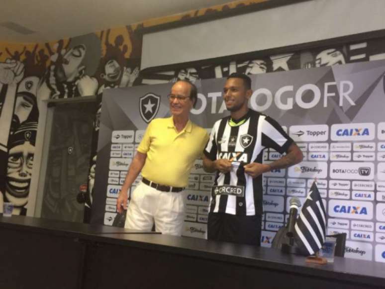 Gilson foi apresentado pelo Botafogo na manhã desta segunda-feira (Foto: Hugo Mirandela)