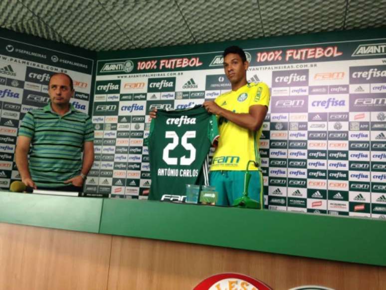 Antônio Carlos recebeu a camisa 25 do gerente Cícero Souza - Foto: Fellipe Lucena