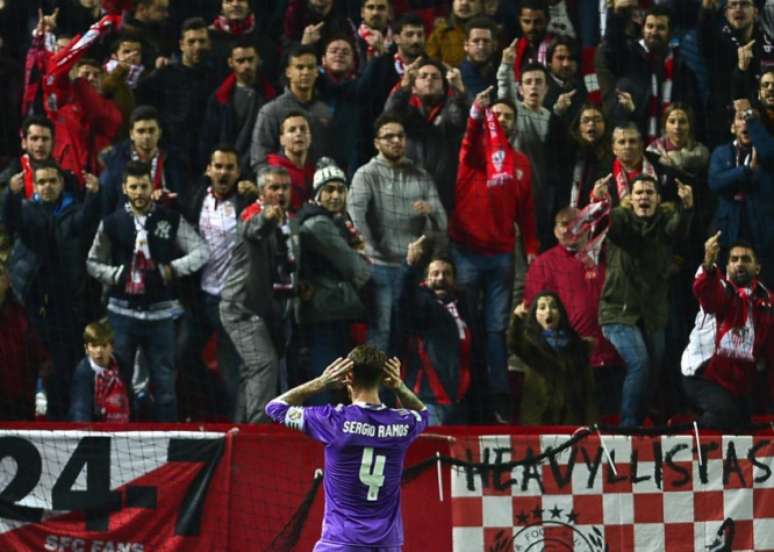 Sergio Ramos provocou a torcida do Sevilla (Foto: Cristina Quicler/AFP)