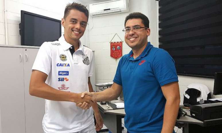 Matheus Ribeiro assinou nesta segunda-feira (Foto: Divulgação / Santos)