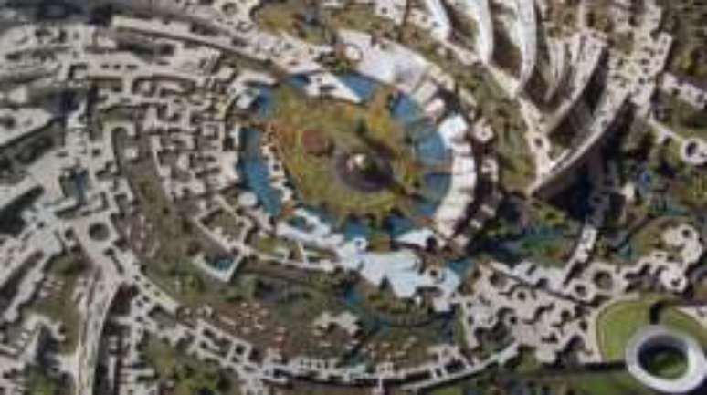 O arquiteto francês Roger Anger desenhou Auroville no formato de uma galáxia, em que várias "linhas de força" parecem desenrolar-se do ponto central onde fica o Matrimandir ou Templo da Mãe Divina