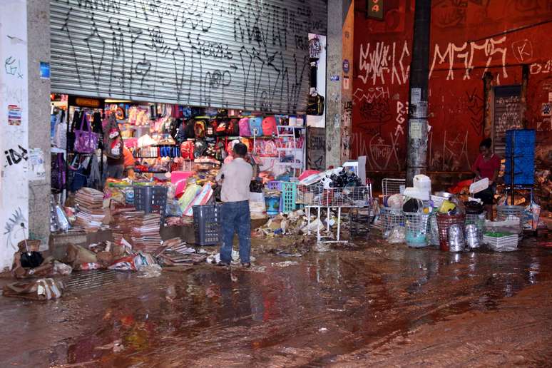 Chuva provoca estragos no centro de Francisco Morato (SP), na noite desse domingo (15). 