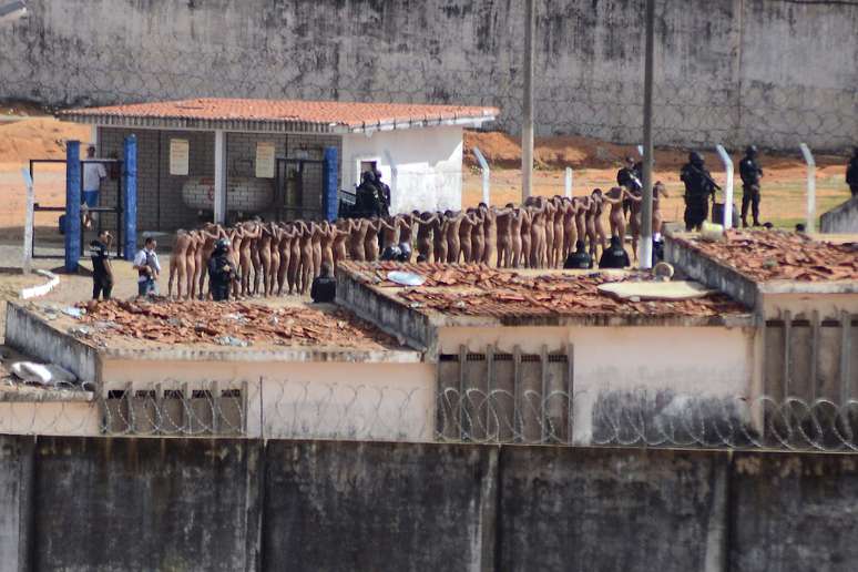 Presos são enfileirados nus após a polícia controlar a rebelião na Penitenciária Estadual de Alcaçuz, no Rio Grande do Norte.