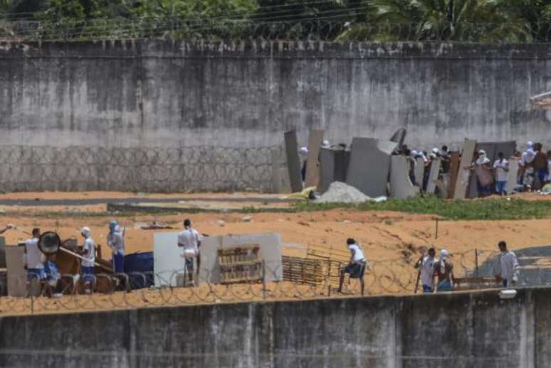 Detentos voltam a subir nos telhados da penitenciária de Alcaçuz, em Natal