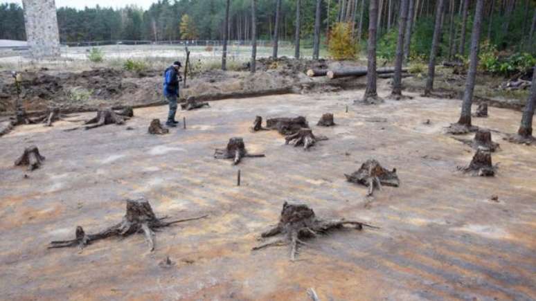 Escavações ocorreram no campo de exterimínio de Sobibor, na Polônia, que nazistas tentaram descaracterizar plantando árvores 