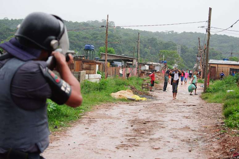 PM cumpre ação de reintegração de posse de terreno na zona leste de São Paulo.